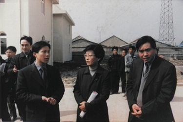 2001年2月20日，时任国家环保局副局长汪纪戎一行视察公司